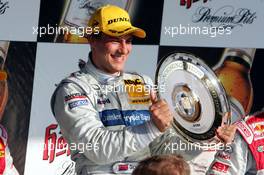 17.07.2005 Nürnberg, Germany,  Podium, Gary Paffett (GBR), DaimlerChrysler Bank AMG-Mercedes, Portrait (1st), holding up the winners trophy - DTM 2005 at Norisring (Deutsche Tourenwagen Masters)