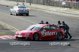 17.07.2005 Nürnberg, Germany,  Heinz-Harald Frentzen (GER), Opel Performance Center, Opel Vectra GTS V8, being push-started by the marshalls after an accident in the first corner with Allan McNish (GBR), Audi Sport Team Abt, Audi A4 DTM - DTM 2005 at Norisring (Deutsche Tourenwagen Masters)