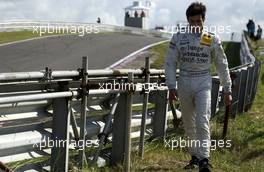 26.08.2005 Zandvoort, The Netherlands,  Bruno Spengler (CDN), Junge Gebrauchte von Mercedes, Portrait, walking back to the pits, after spinning off - DTM 2005 at Circuit Park Zandvoort (Deutsche Tourenwagen Masters)