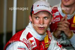 27.08.2005 Zandvoort, The Netherlands,  Mattias Ekström (SWE), Audi Sport Team Abt Sportsline, Portrait, wacthing other drivers on the TV - DTM 2005 at Circuit Park Zandvoort (Deutsche Tourenwagen Masters)