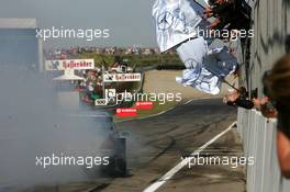 28.08.2005 Zandvoort, The Netherlands,  Gary Paffett (GBR), DaimlerChrysler Bank AMG-Mercedes, AMG-Mercedes C-Klasse, breaks in front of his team after winning the race - DTM 2005 at Circuit Park Zandvoort (Deutsche Tourenwagen Masters)