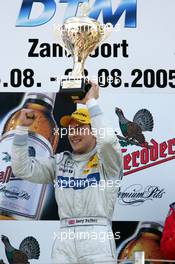 28.08.2005 Zandvoort, The Netherlands,  Podium, Gary Paffett (GBR), DaimlerChrysler Bank AMG-Mercedes, Portrait (1st), holding up the winners trophy - DTM 2005 at Circuit Park Zandvoort (Deutsche Tourenwagen Masters)