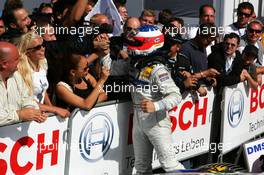 28.08.2005 Zandvoort, The Netherlands,  Gary Paffett (GBR), DaimlerChrysler Bank AMG-Mercedes, AMG-Mercedes C-Klasse, being congratulated with his victory by team members - DTM 2005 at Circuit Park Zandvoort (Deutsche Tourenwagen Masters)
