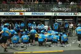 04.03.2005 Melbourne, Australia, PIT STOP, Fernando Alonso, ESP, Mild Seven Renault F1 Team, R25, Action, Track - Friday, March, Formula 1 World Championship, Rd 1, Australian Grand Prix, Practice