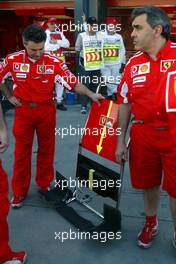 04.03.2005 Melbourne, Australia, CAR LIFTER of Ferrari, front - Friday, March, Formula 1 World Championship, Rd 1, Australian Grand Prix