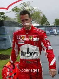 05.03.2005 Melbourne, Australia, Michael Schumacher, GER, Ferrari walking back after Q. - left: Sabine Kehm, Michael Schumacher's personal press officer - Saturday, March, Formula 1 World Championship, Rd 1, Australian Grand Prix, Qualifying