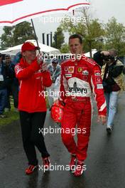 05.03.2005 Melbourne, Australia, Michael Schumacher, GER, Ferrari walking back after Q. - left: Sabine Kehm, Michael Schumacher's personal press officer - Saturday, March, Formula 1 World Championship, Rd 1, Australian Grand Prix, Qualifying