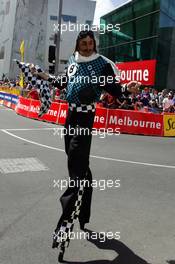 02.03.2005 Melbourne, Australia, A street entertainer - Wednesday, March, Formula 1 World Championship, Rd 1, Australian Grand Prix