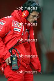 28.01.2005 Barcelona, Spain, Chris Dyer GBR, Ferrari Race Engineer - MS stopped around 4.15pm on the track - First Roll Out of the Ferrari with the new aerodynamic wings / F2004M pre version - Michael Schumacher, GER, Ferrari - Friday, January, Formula 1 Testing, Circuit de Catalunya (ESP)