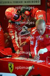 28.01.2005 Barcelona, Spain, First Roll Out of the Ferrari with the new aerodynamic wings / F2004M pre version - Michael Schumacher, GER, Ferrari / and Chris Dyer GBR, Ferrari Race Engineer - Friday, January, Formula 1 Testing, Circuit de Catalunya (ESP)