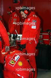 28.01.2005 Barcelona, Spain, Chris Dyer GBR, Ferrari Race Engineer - First Roll Out of the Ferrari with the new aerodynamic wings / F2004M pre version - Michael Schumacher, GER, Ferrari - Friday, January, Formula 1 Testing, Circuit de Catalunya (ESP)