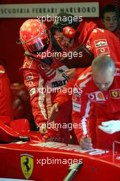 28.01.2005 Barcelona, Spain, First Roll Out of the Ferrari with the new aerodynamic wings / F2004M pre version - Michael Schumacher, GER, Ferrari / and Chris Dyer GBR, Ferrari Race Engineer - Friday, January, Formula 1 Testing, Circuit de Catalunya (ESP)