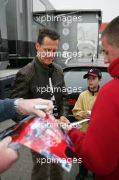 08.04.2005 Barcelona, Spain, Michael Schumacher, GER, Ferrari signs an autograph - Friday, April, Formula 1 Testing, Circuit de Catalunya (ESP)