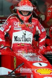 01.04.2005 Manama, Bahrain, Michael Schumacher, GER, Scuderia Ferrari Marlboro, F2005, Pitlane, Box, Garage - Friday, April, Formula 1 World Championship, Rd 3, Bahrain Grand Prix, BHR, Practice