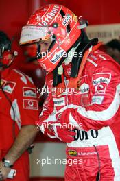 01.04.2005 Manama, Bahrain, Michael Schumacher, GER, Scuderia Ferrari Marlboro, F2005, Pitlane, Box, Garage - Friday, April, Formula 1 World Championship, Rd 3, Bahrain Grand Prix, BHR, Practice