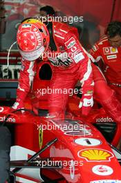 01.04.2005 Manama, Bahrain, Michael Schumacher, GER, Scuderia Ferrari Marlboro, F2005, Pitlane, Box, Garage - Friday, April, Formula 1 World Championship, Rd 3, Bahrain Grand Prix, BHR, Practice