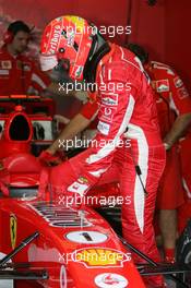 01.04.2005 Manama, Bahrain, Michael Schumacher, GER, Scuderia Ferrari Marlboro, F2005, Pitlane, Box, Garage - Friday, April, Formula 1 World Championship, Rd 3, Bahrain Grand Prix, BHR, Practice