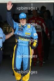 03.04.2005 Manama, Bahrain, Fernando Alonso, ESP, Renault F1 Team in the back Michael Schumacher, GER, Ferrari - Sunday, April, Formula 1 World Championship, Rd 3, Bahrain Grand Prix, BHR, Qualifying