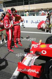 03.04.2005 Manama, Bahrain, Michael Schumacher, GER, Ferrari and Chris Dyer, GBR, Ferrari Race Engineer - Sunday, April, Formula 1 World Championship, Rd 3, Bahrain Grand Prix, BHR, Grid