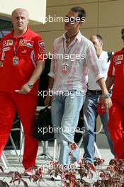 31.03.2005 Manama, Bahrain, Michael Schumacher, GER, Ferrari arrives at the circuit - Thursday, March, Formula 1 World Championship, Rd 3, Bahrain Grand Prix, BHR