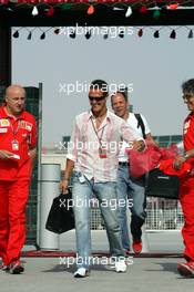 31.03.2005 Manama, Bahrain, Michael Schumacher, GER, Ferrari arrives at the circuit - Thursday, March, Formula 1 World Championship, Rd 3, Bahrain Grand Prix, BHR