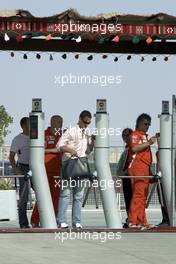 31.03.2005 Manama, Bahrain, Michael Schumacher, GER, Ferrari arrives at the track - Thursday, March, Formula 1 World Championship, Rd 3, Bahrain Grand Prix, BHR