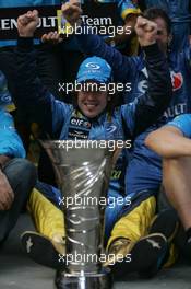 16.10.2005 Shanghai, China,  The Renault team celebrate winning the World Championship - October, Formula 1 World Championship, Rd 19, Chinese Grand Prix, Sunday Podium