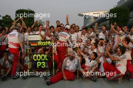 16.10.2005 Shanghai, China,  Ralf Schumacher, GER, Panasonic Toyota Racing celebrates with the Toyota team for 3rd place - October, Formula 1 World Championship, Rd 19, Chinese Grand Prix, Sunday Podium