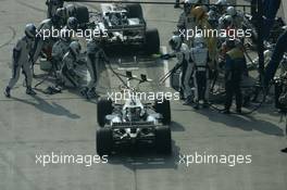 16.10.2005 Shanghai, China,  Mark Webber, AUS, BMW WilliamsF1 Team and Antonio Pizzonia, BRA, BMW Williams F1 Team, Action, Track pit stop - October, Formula 1 World Championship, Rd 19, Chinese Grand Prix, Sunday Race