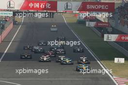 16.10.2005 Shanghai, China,  Fernando Alonso, ESP, Renault F1 Team leads the start of the race - October, Formula 1 World Championship, Rd 19, Chinese Grand Prix, Sunday Race