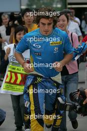 15.10.2005 Shanghai, China,  Fernando Alonso, ESP, Renault F1 Team - October, Formula 1 World Championship, Rd 19, Chinese Grand Prix, Saturday