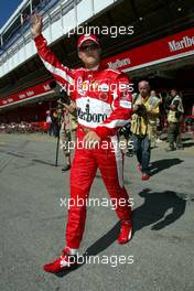 06.05.2005 Barcelona, Spain, Michael Schumacher, GER, Ferrari waving to the fans - May, Formula 1 World Championship, Rd 5, Spanish Grand Prix, ESP, Practice