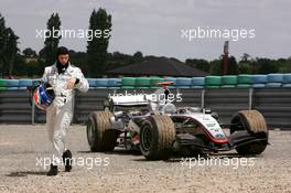 01.07.2005 Magny-Cours, France,  Kimi Raikkonen (FIN), West McLaren Mercedes, walking away from his car after stopping on the track - July, Formula 1 World Championship, Rd 10, French Grand Prix, Magny Cours, France, Practice
