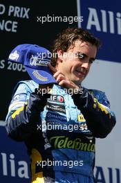 03.07.2005 Magny-Cours, France,  Fernando Alonso (ESP), Mild Seven Renault F1 Team, Portrait (1st), showing he is support Michelin after all that happened the previous race - July, Formula 1 World Championship, Rd 10, French Grand Prix, Magny Cours, France, Podium