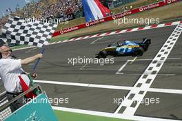 03.07.2005 Magny-Cours, France,  Fernando Alonso, ESP, Mild Seven Renault F1 Team, R25, Action, Track - July, Formula 1 World Championship, Rd 10, French Grand Prix, Magny Cours, France, Podium