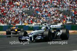 03.07.2005 Magny-Cours, France,  Nick Heidfeld (GER), BMW Williams F1 FW27, leads David Coulthard (GBR), Red Bull Racing RB1 - July, Formula 1 World Championship, Rd 10, French Grand Prix, Magny Cours, France, Race