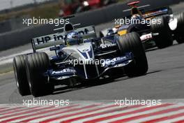 03.07.2005 Magny-Cours, France,  Nick Heidfeld, GER, BMW WilliamsF1 Team, FW27, Action, Track leads David Coulthard, GBR, Red Bull Racing, RB1, Action, Track - July, Formula 1 World Championship, Rd 10, French Grand Prix, Magny Cours, France, Race