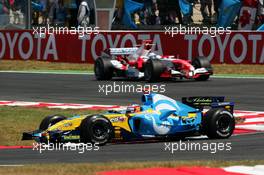 03.07.2005 Magny-Cours, France,  Fernando Alonso (ESP), Mild Seven Renault F1 R25, leads Jarno Trulli (ITA), Panasonic Toyota Racing TF105 - July, Formula 1 World Championship, Rd 10, French Grand Prix, Magny Cours, France, Race