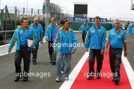 30.06.2005 Magny-Cours, France,  Giancarlo Fisichella (ITA), Mild Seven Renault F1 Team, Portrait, returns from a track walk with his engineers and Pat Symonds (GBR), Technical Director Renault F1 Team (far right) - June, Formula 1 World Championship, Rd 10, French Grand Prix, Magny Cours, France