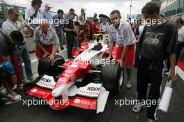 30.06.2005 Magny-Cours, France,  Toyota mechanics trying to get one of the cars through the pitlane from the technical scruteneering during the Thursday afternoon pitwalk - June, Formula 1 World Championship, Rd 10, French Grand Prix, Magny Cours, France