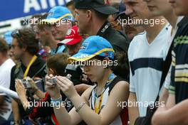 30.06.2005 Magny-Cours, France,  Fans during the Thursday afternoon pitwalk - June, Formula 1 World Championship, Rd 10, French Grand Prix, Magny Cours, France