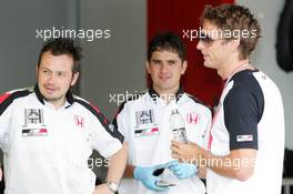 30.06.2005 Magny-Cours, France,  Jenson Button, GBR, BAR Honda talks with the team - June, Formula 1 World Championship, Rd 10, French Grand Prix, Magny Cours, France
