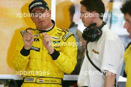 08.07.2005 Silverstone, England, Robert Doornbos (NED), Test driver Jordan Toyota, Portrait, talking with his engineer about the handling of the car - July, Formula 1 World Championship, Rd 11, British Grand Prix, Silverstone, England, Practice