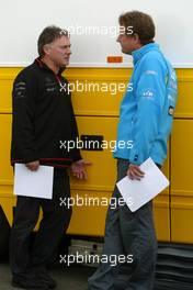 08.07.2005 Silverstone, England, Team members chat after a meeting - July, Formula 1 World Championship, Rd 11, British Grand Prix, Silverstone, England