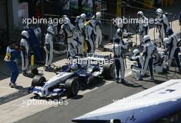 10.07.2005 Silverstone, England, PIT STOP of Nick Heidfeld, GER, BMW WilliamsF1 Team - July, Formula 1 World Championship, Rd 11, British Grand Prix, Silverstone, England, Race