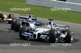 10.07.2005 Silverstone, England, Nick Heidfeld, GER, BMW WilliamsF1 Team, FW27, Action, Track leads Jacques Villeneuve, CDN, Sauber Petronas, C24, Action, Track - July, Formula 1 World Championship, Rd 11, British Grand Prix, Silverstone, England, Race