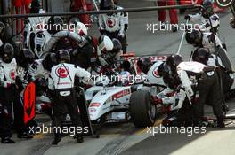 10.07.2005 Silverstone, England, PIT STOP of Jenson Button, GBR, BAR Honda - July, Formula 1 World Championship, Rd 11, British Grand Prix, Silverstone, England, Race