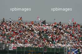 10.07.2005 Silverstone, England, Large crowds at the Silverstone circuit - July, Formula 1 World Championship, Rd 11, British Grand Prix, Silverstone, England, Race