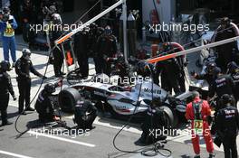 10.07.2005 Silverstone, England, PIT STOP of Juan-Pablo Montoya, COL, West McLaren Mercedes - July, Formula 1 World Championship, Rd 11, British Grand Prix, Silverstone, England, Race