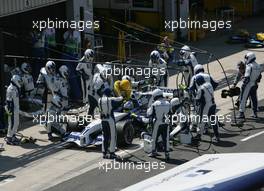 10.07.2005 Silverstone, England, PIT STOP of Nick Heidfeld, GER, BMW WilliamsF1 Team - July, Formula 1 World Championship, Rd 11, British Grand Prix, Silverstone, England, Race